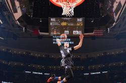 kaiyun体育:NBA总决赛激战正酣 勇士队逆转取胜夺赛点
